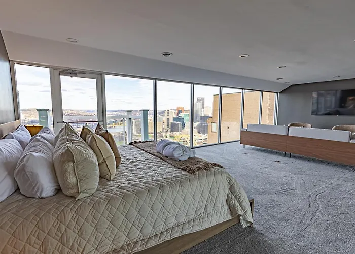 Luxury Living And Skyline Views At Our Grandview Retreat Apartment *