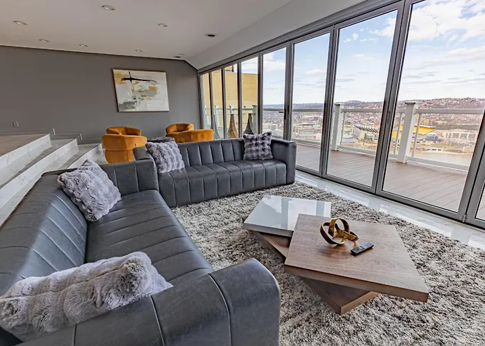 Luxury Living And Skyline Views At Our Grandview Retreat Apartment