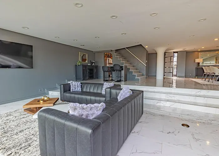 Luxury Living And Skyline Views At Our Grandview Retreat Apartment *
