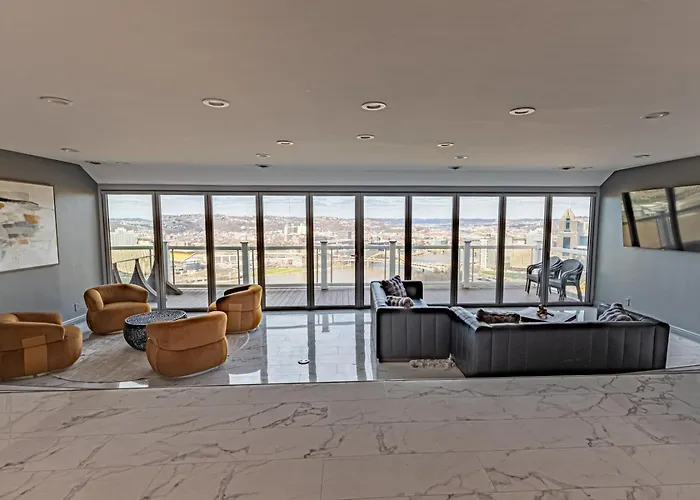 Luxury Living And Skyline Views At Our Grandview Retreat Apartment *