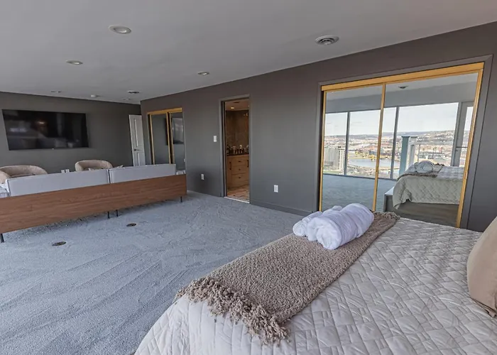Luxury Living And Skyline Views At Our Grandview Retreat *
