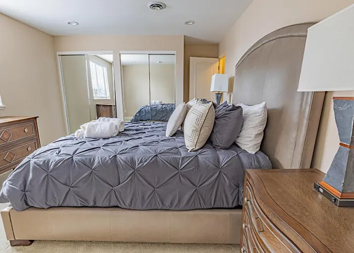 Luxury Living And Skyline Views At Our Grandview Retreat Apartment