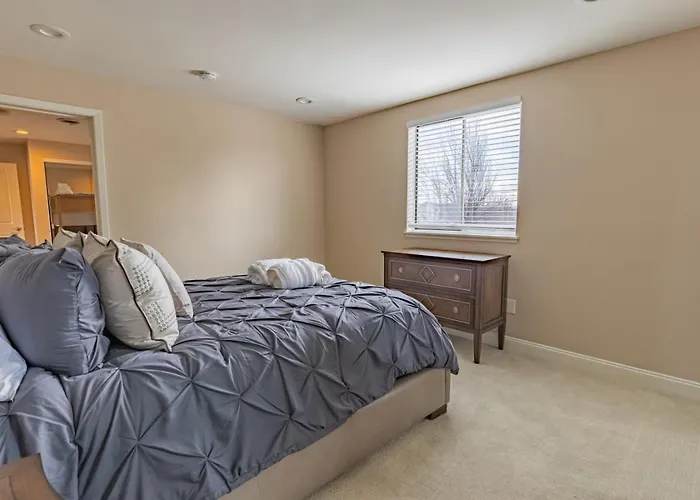 Luxury Living And Skyline Views At Our Grandview Retreat *