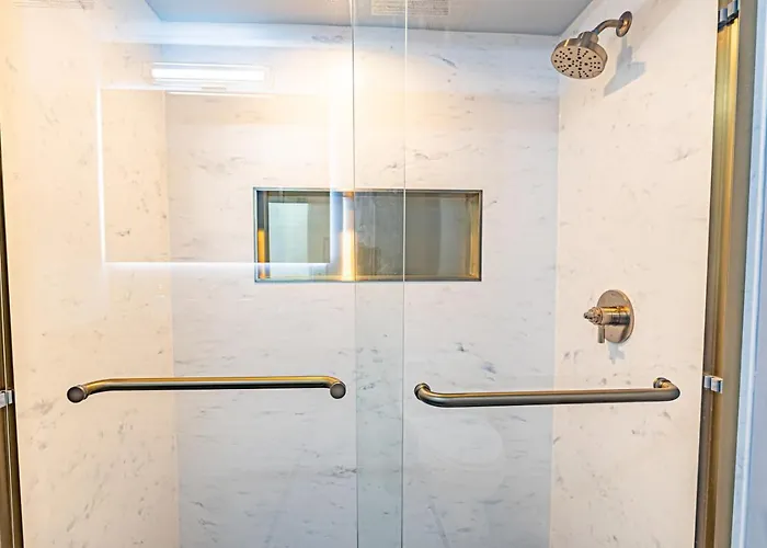Luxury Living And Skyline Views At Our Grandview Retreat Apartment