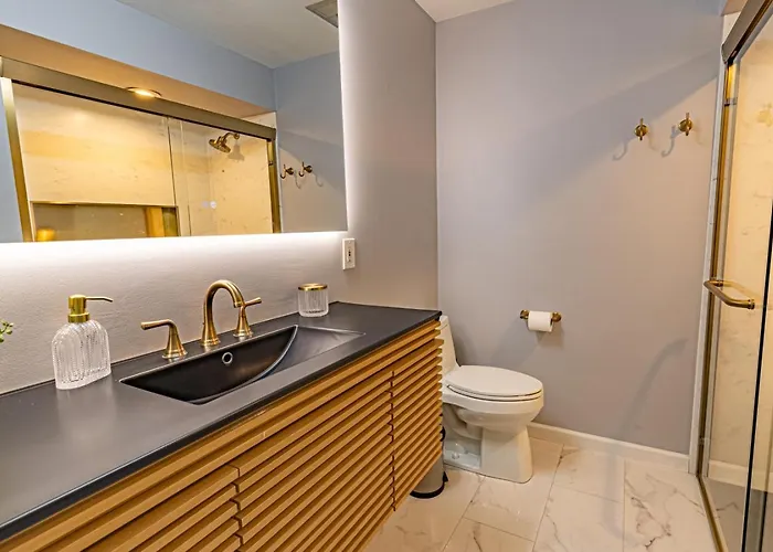 Luxury Living And Skyline Views At Our Grandview Retreat Apartment *