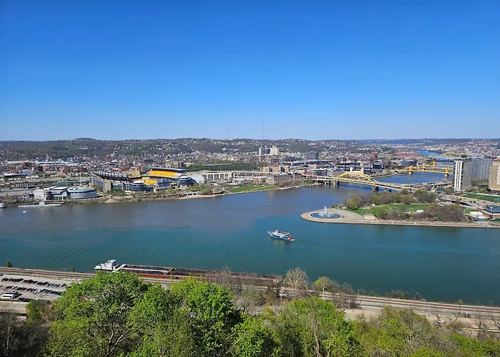 Luxury Living And Skyline Views At Our Grandview Retreat Apartment *